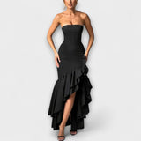 Schulterfreies Maxikleid in Schwarz mit asymmetrisch fallenden Rüschen am Saum