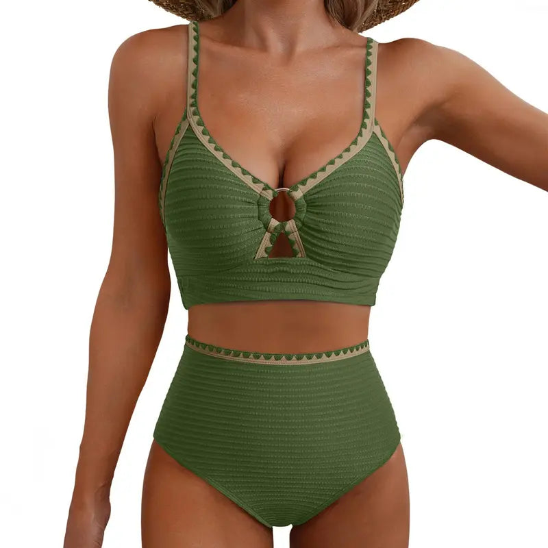 Figurformender Bikini Grün, gerippt mit kontrastierender Einfassung und Mittelband