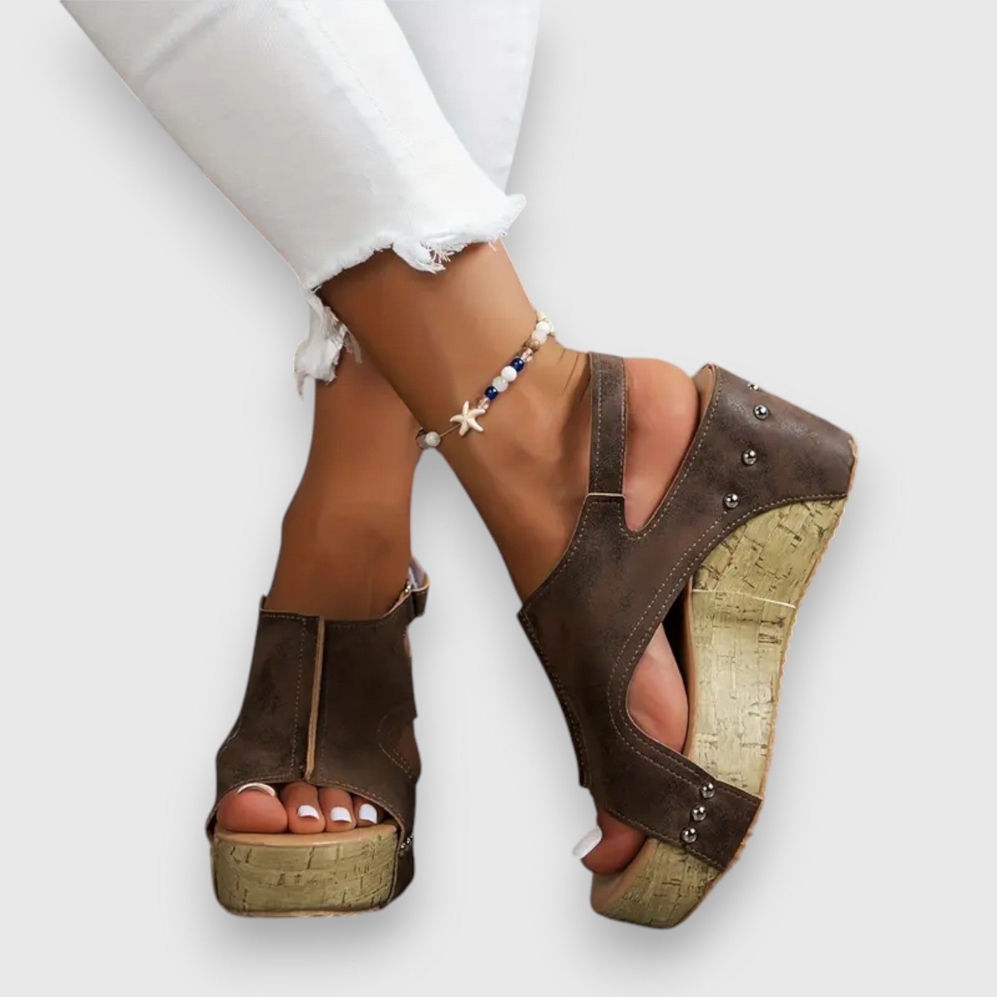 Keil-Plateau-Sandalen mit Knöchelriemen und Nieten, offen vorne, dunkelbraun, Kork-Optiksohle.