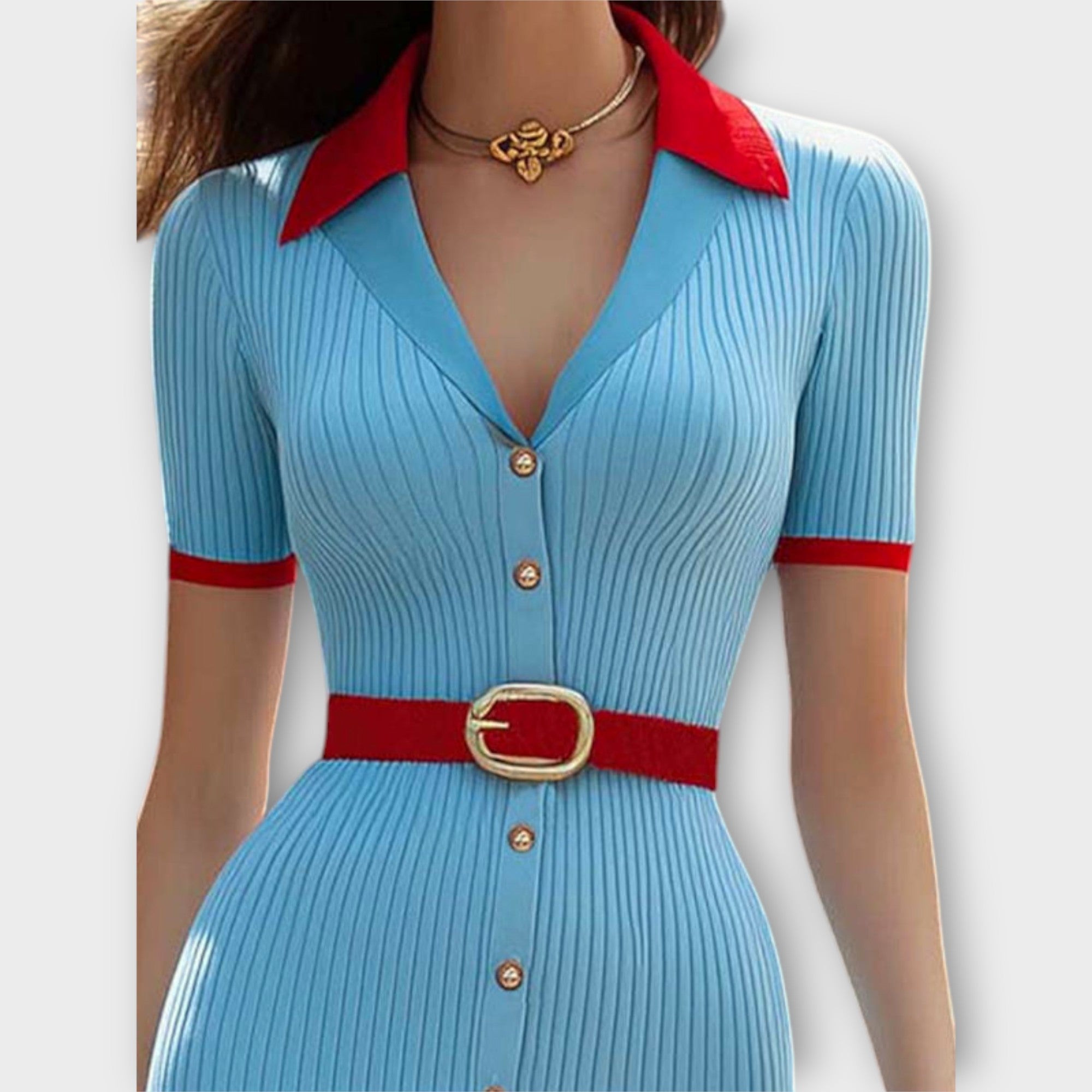 Rippstrick-Bleistiftkleid mit V-Ausschnitt, Knöpfen, rotem Kragen und kurzen Ärmeln