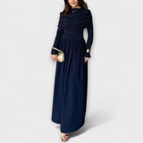 Marineblaues Plissee-Kleid mit drapierter Schulter-Partie, langen Ärmeln und Volantrock