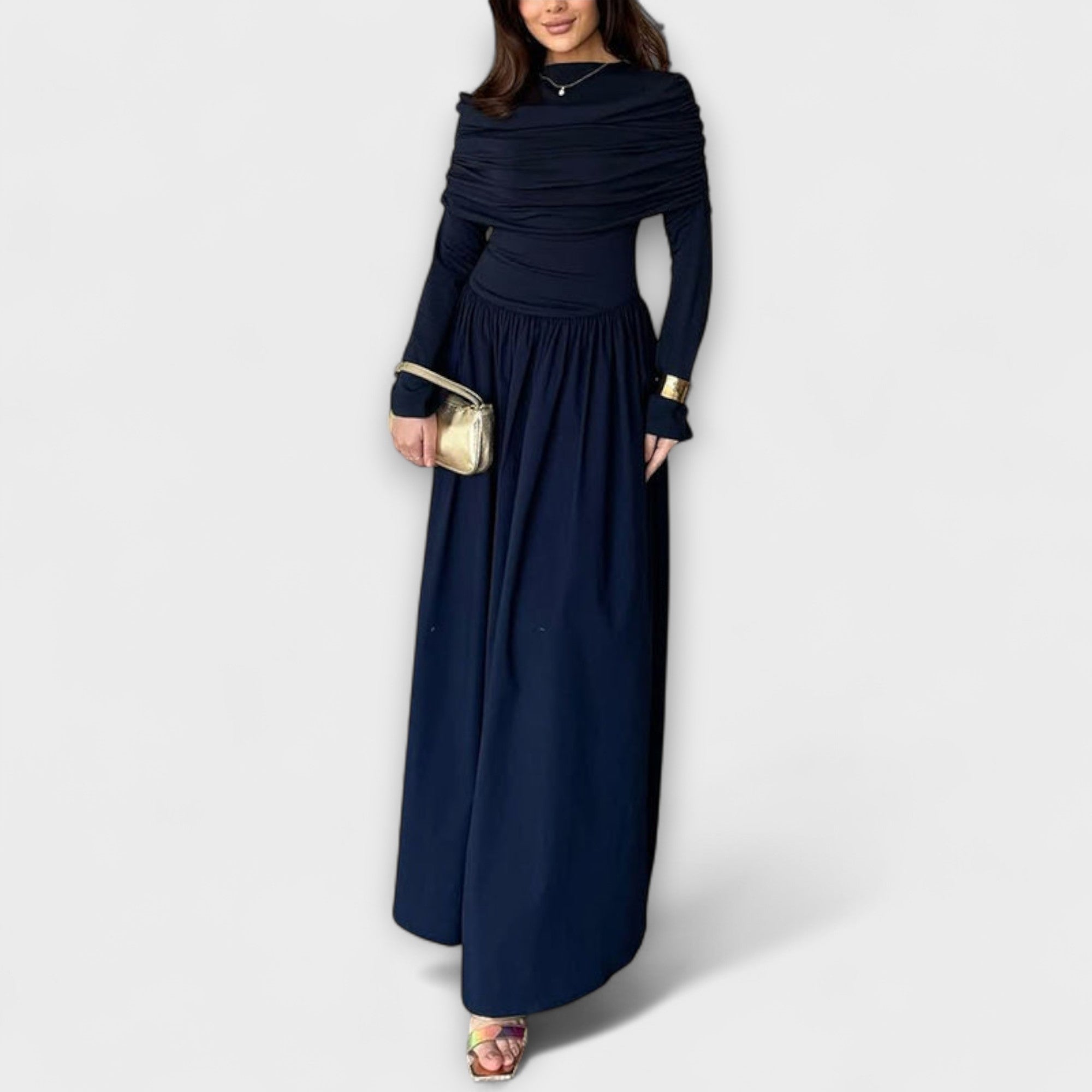 Marineblaues Plissee-Kleid mit drapierter Schulter-Partie, langen Ärmeln und Volantrock