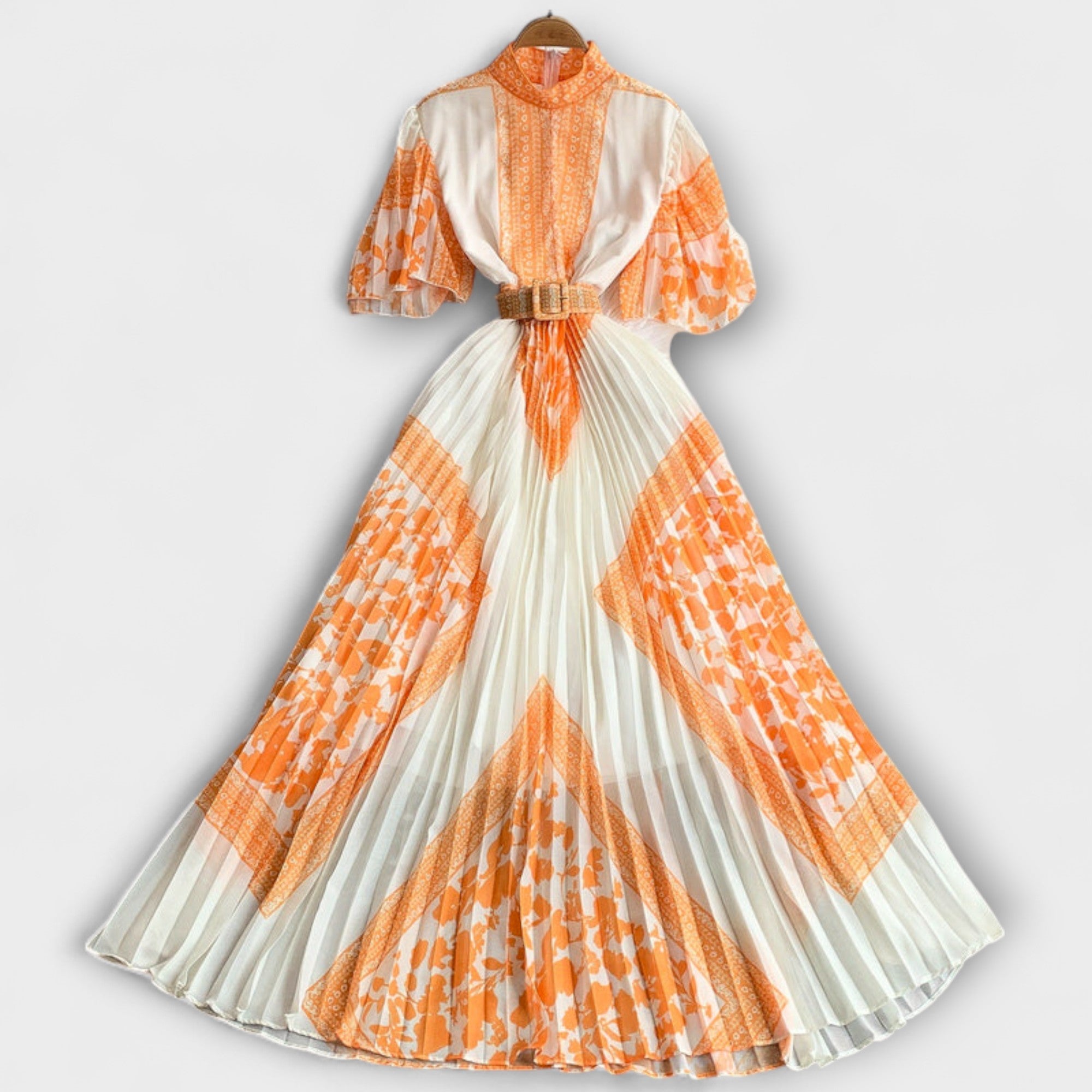 Delilah Vintage-inspiriertes Kleid, cremefarben mit orangefarbenem Alloverdruck und Gürtel