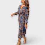 Elegantes Kleid mit langen Ärmeln, blau mit goldfarbenem Muster, seitlich drapiert
