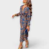 Elegantes Kleid mit langen Ärmeln, blau mit goldfarbenem Muster, seitlich drapiert