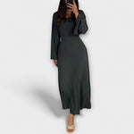 Dunkelgraues Strickkleid mit langen Ärmeln, geripptem Muster und Taillendetail