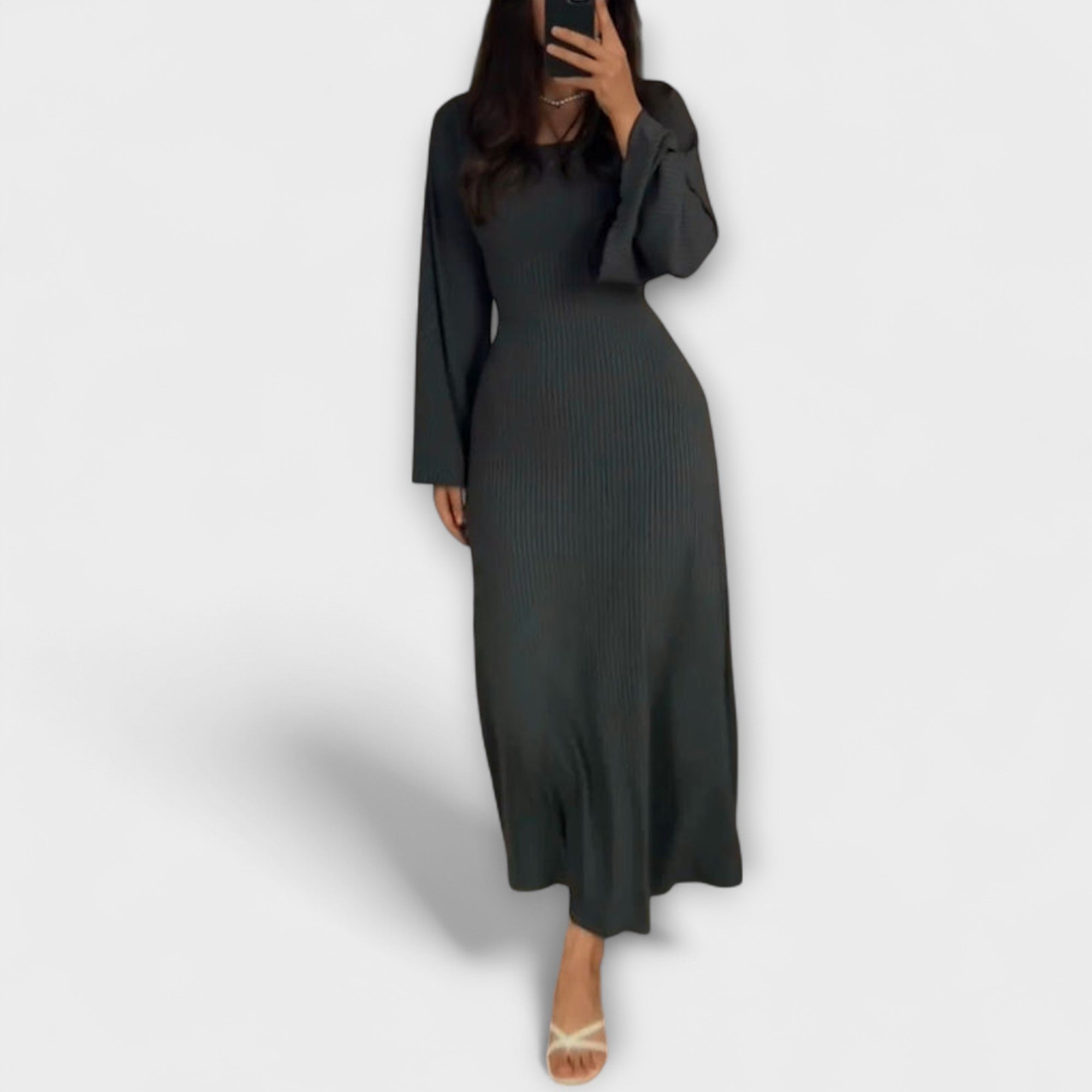 Dunkelgraues Strickkleid mit langen Ärmeln, geripptem Muster und Taillendetail