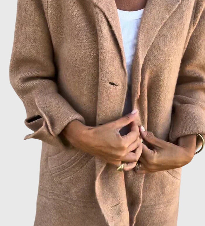 Beiger Blazer mit Knopfdetails, Reverskragen und langen, weiten Ärmeln