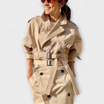 Beige Jacke mit breitem Gürtel, Knopfleiste und Taschen, kurzärmlig