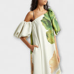 Asymmetrisches Floral-Maxikleid mit schulterfreiem Ausschnitt und floralen Ärmeldrapierungen