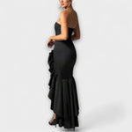 Schulterfreies Maxikleid in Schwarz mit gerafftem Detail und Rüschenrock