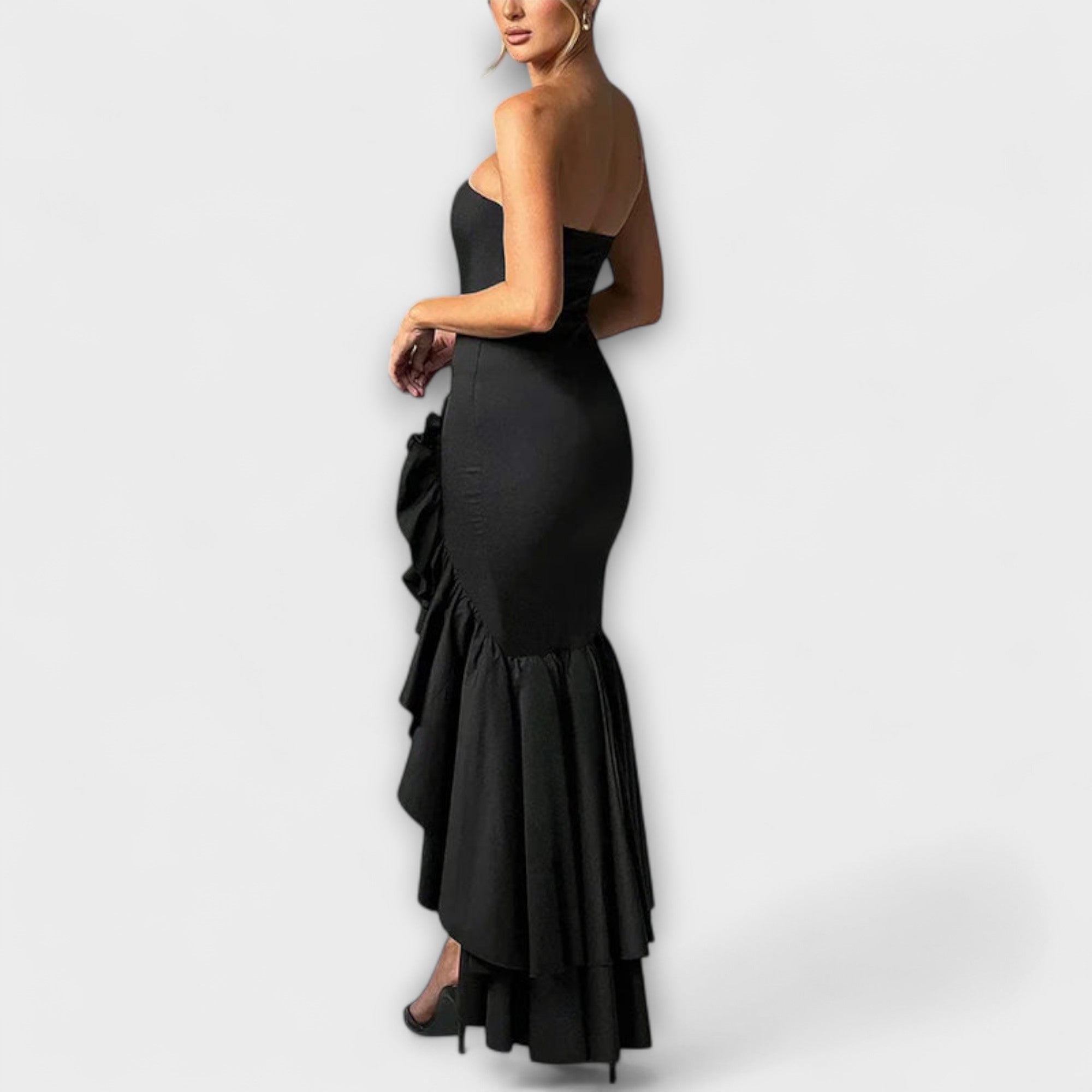 Schulterfreies Maxikleid in Schwarz mit gerafftem Detail und Rüschenrock
