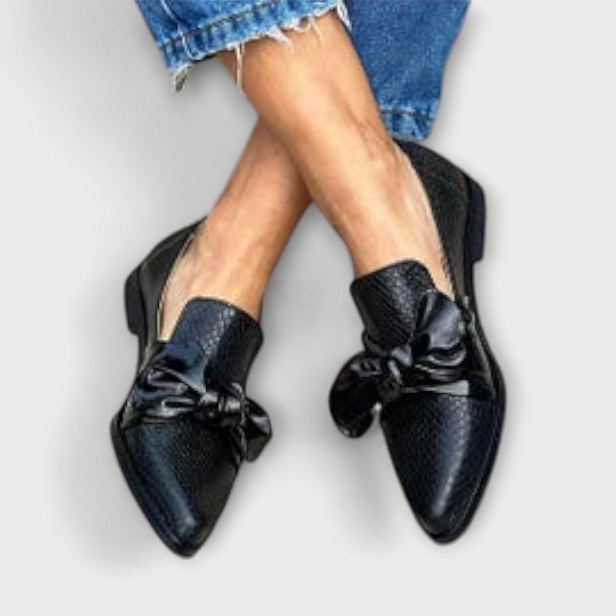 Schwarze Loafer mit Schlangenledermuster und Schleifendetail, spitze Kappe