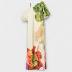 Maxikleid mit Blumendruck, schräger Ausschnitt und Puffärmel, creme mit orangefarbenen Blumen unten.