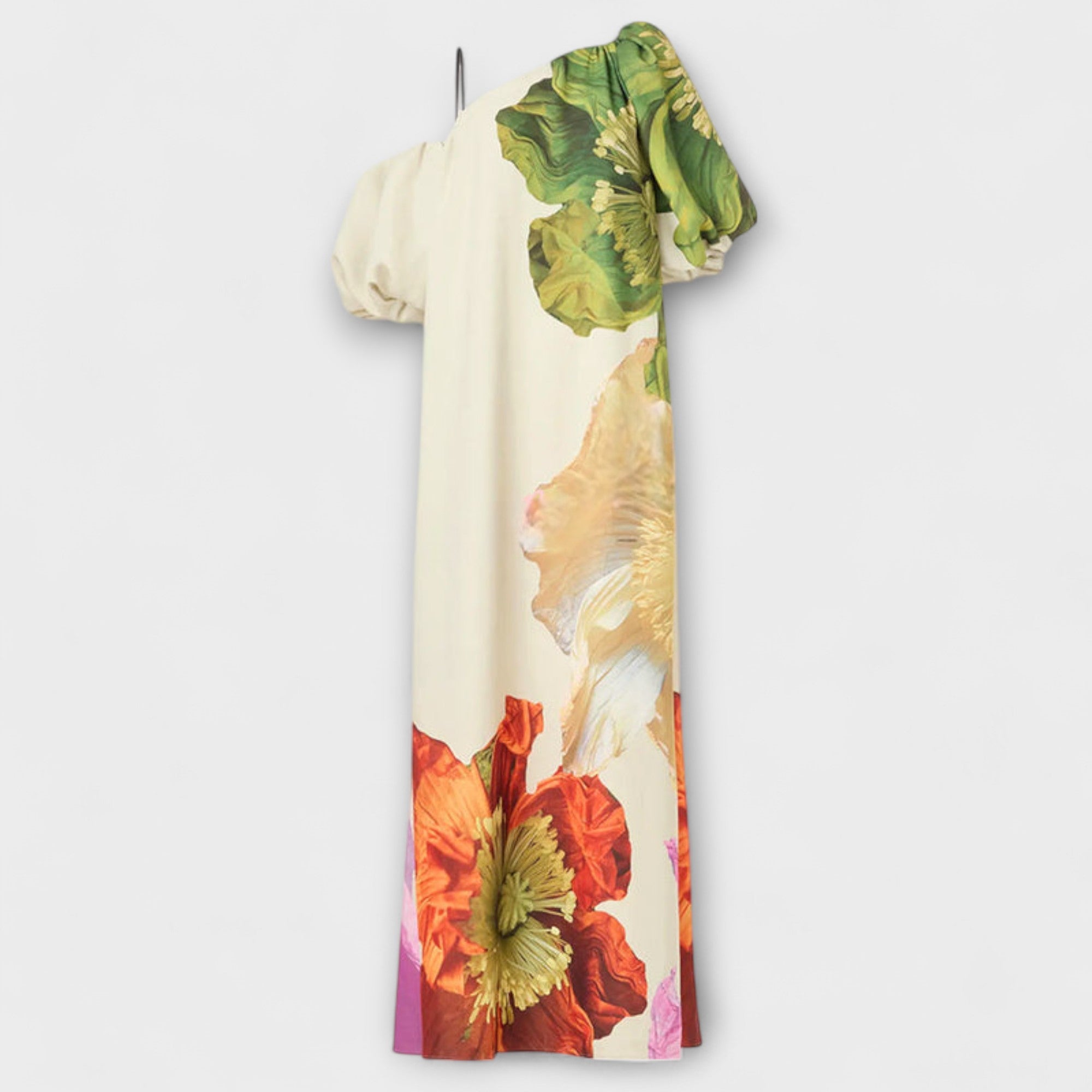 Maxikleid mit Blumendruck, schräger Ausschnitt und Puffärmel, creme mit orangefarbenen Blumen unten.