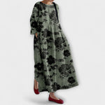 Olivgrünes Kleid mit schwarzem Blumenmuster, weitem Schnitt und langen Ärmeln