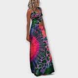 Maxikleid mit Trägern und kräftigem Tie-Dye-Muster in Rot, Blau und Grün, lang