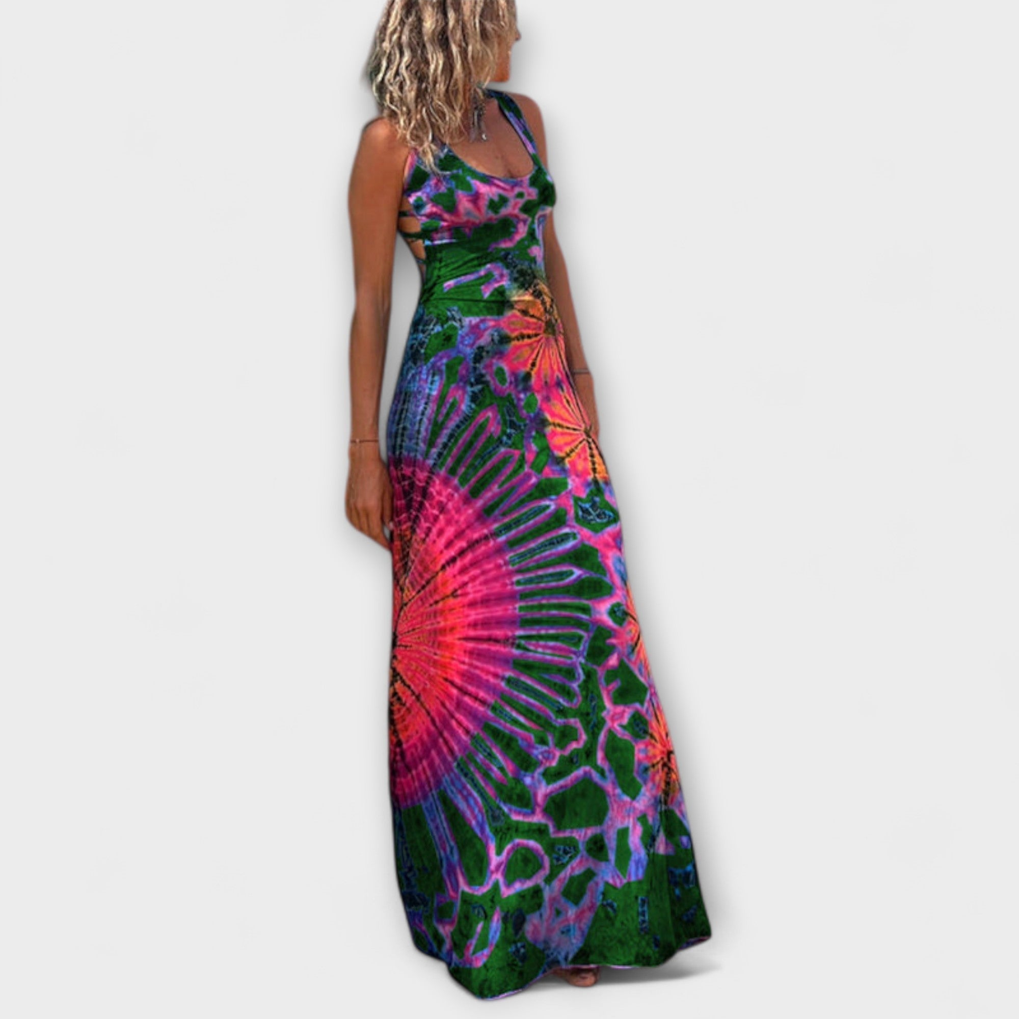 Maxikleid mit Trägern und kräftigem Tie-Dye-Muster in Rot, Blau und Grün, lang