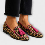 Slipper mit Leopardenmuster, pinken Quasten und pinkem Einfassungsband