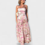 Pastellfarbenes schulterfreies Maxikleid mit abstraktem Muster und Rüschenrock