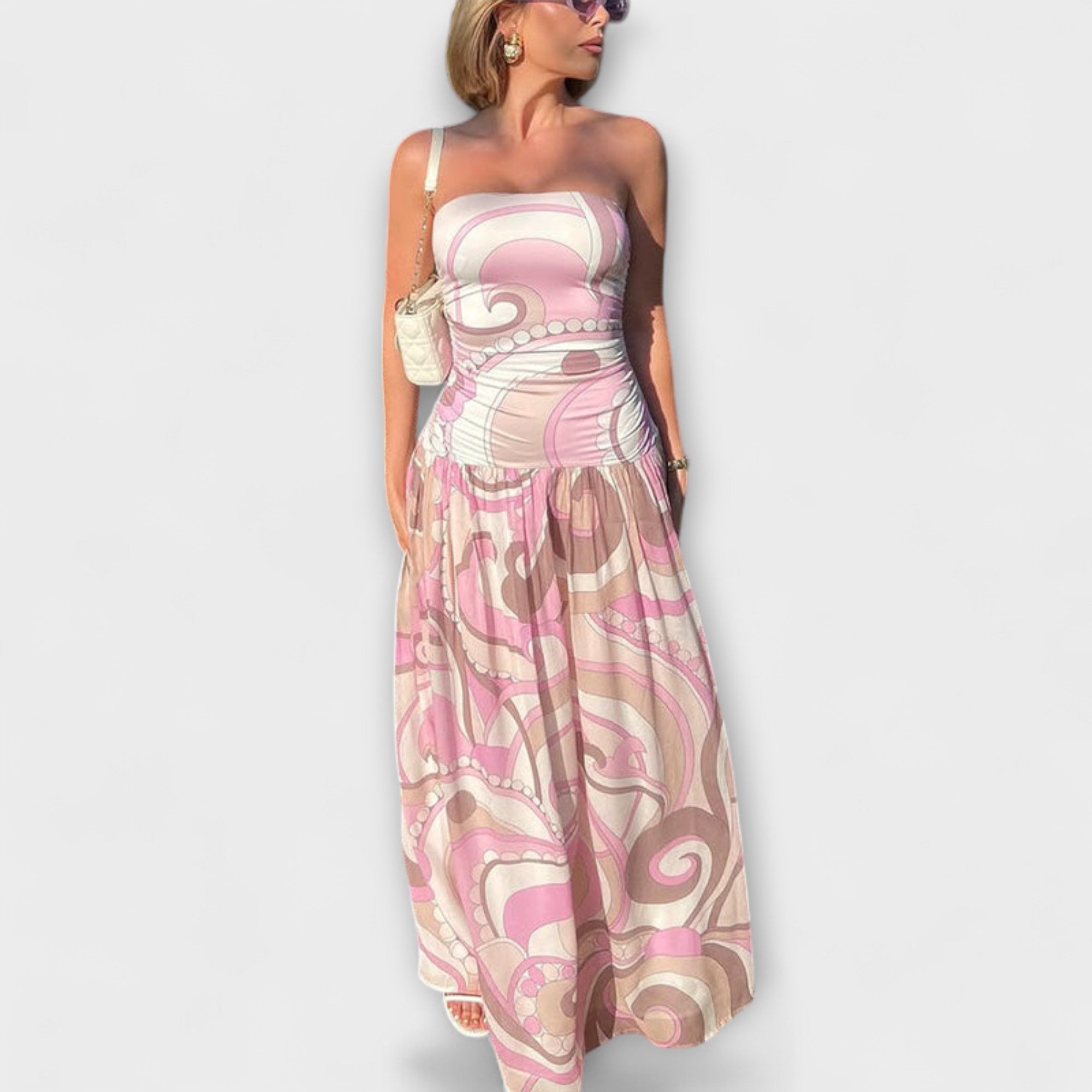 Pastellfarbenes schulterfreies Maxikleid mit abstraktem Muster und Rüschenrock