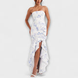 Schulterfreies Maxikleid mit blauem Blumenprint und asymmetrischem Rüschen-Saum