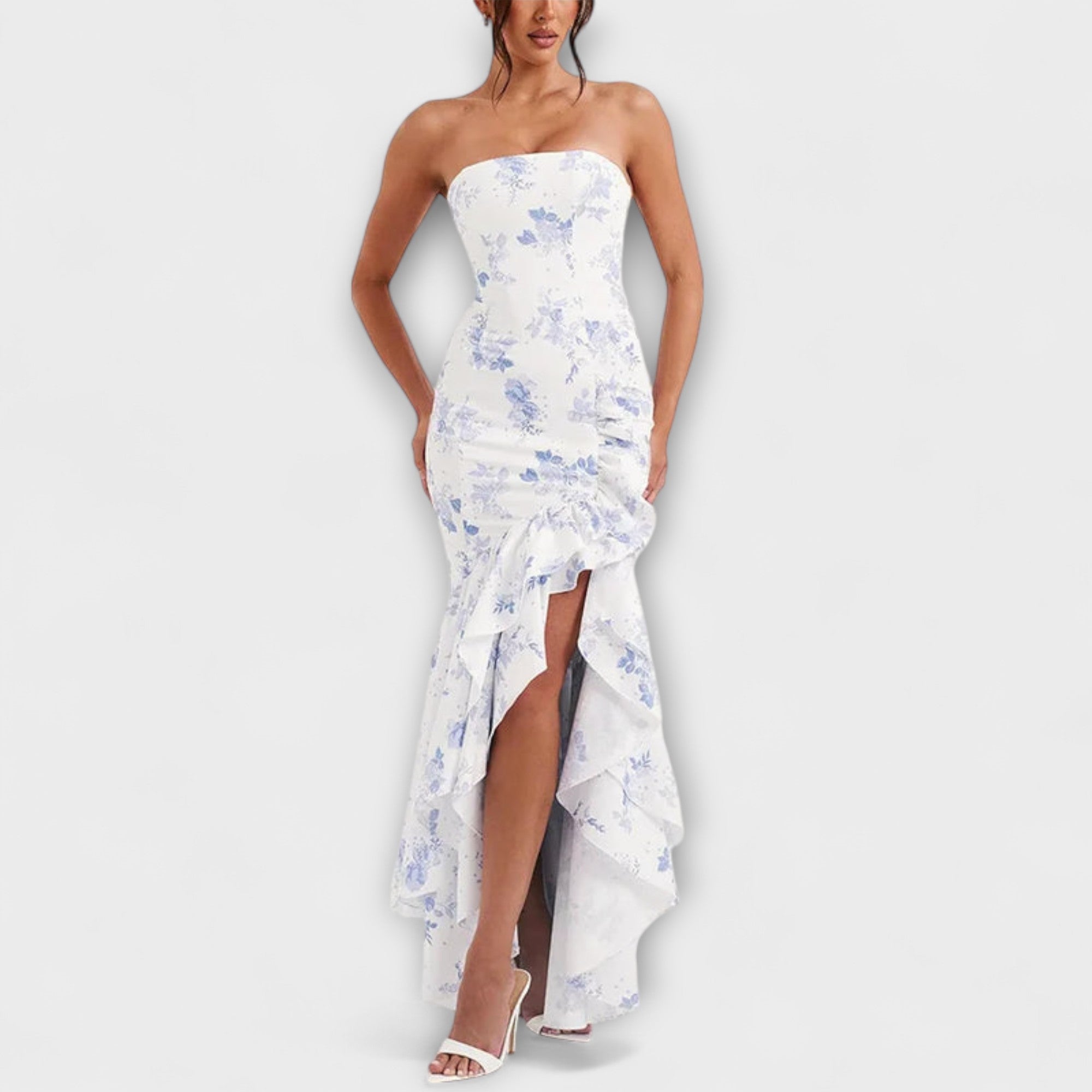 Schulterfreies Maxikleid mit blauem Blumenprint und asymmetrischem Rüschen-Saum