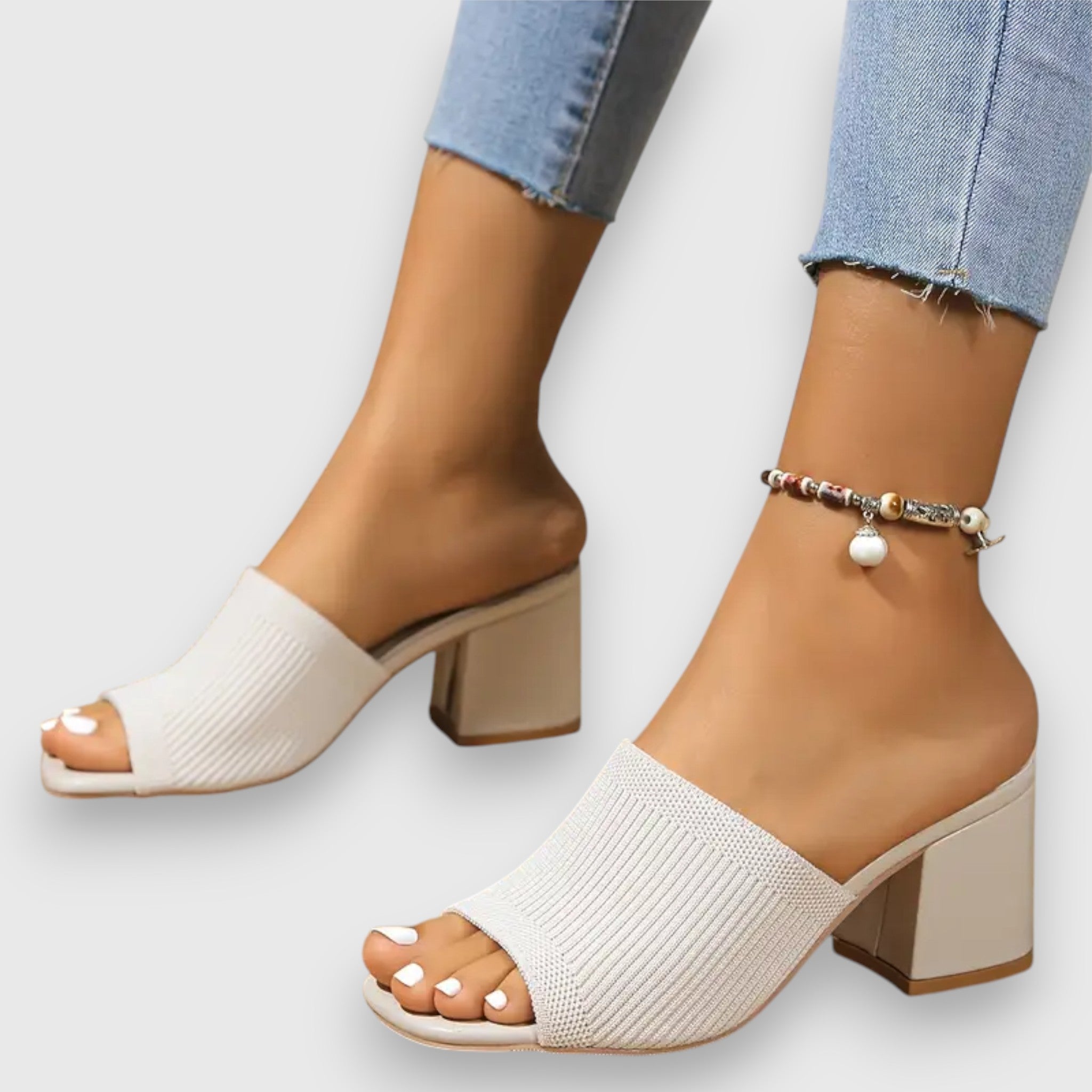 Cremefarbene Mule-Sandale mit Blockabsatz und Strickschaft, offene Zehen