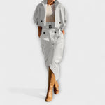 Hellgraue Midi-Jacke mit Gürtel, Knöpfen und Taschen, seitlicher Schlitz