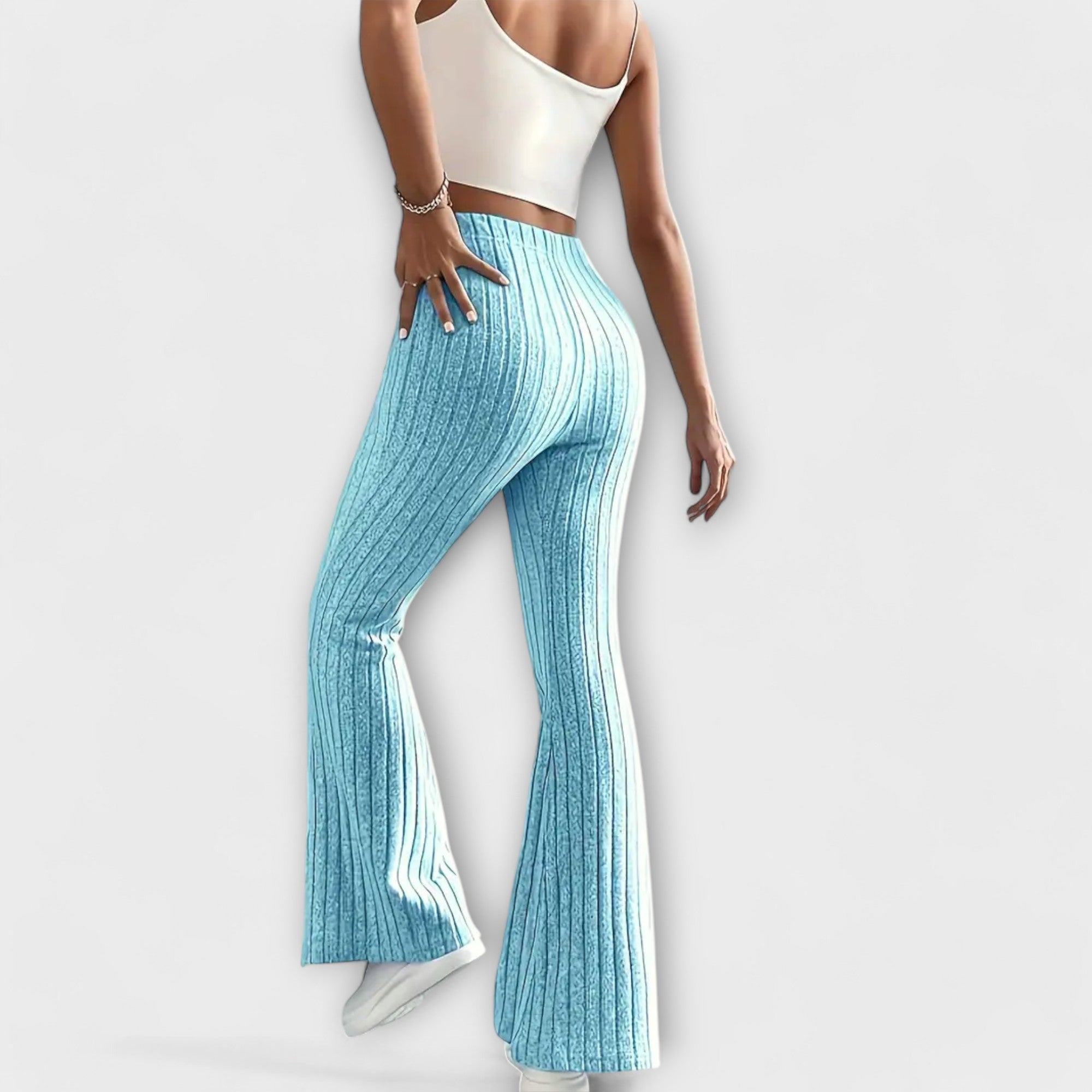 Elegante Schlaghose aus geripptem Strick in Hellblau, hoher Bund, ausgestellte Beinform