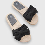 Paar schwarze Flach-Sandalen mit Schleife und hellbeiger Jute-Sohle, Seitenansicht