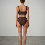 Zweiteiliges Bikini-Set, dunkelbrauner BH mit schmalen Trägern und hohem Slip