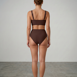 Zweiteiliges Bikini-Set, dunkelbrauner BH mit schmalen Trägern und hohem Slip
