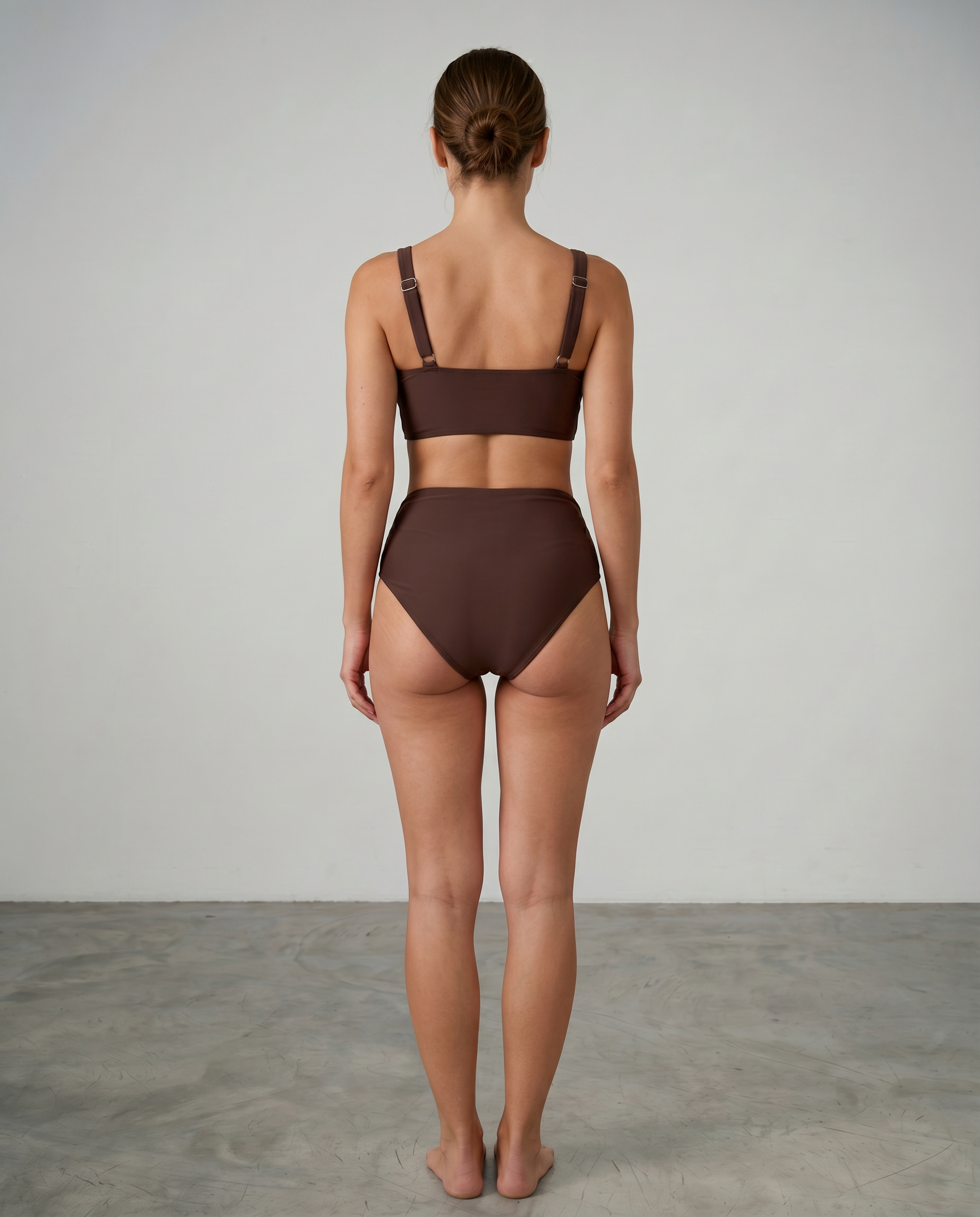 Zweiteiliges Bikini-Set, dunkelbrauner BH mit schmalen Trägern und hohem Slip