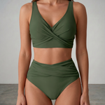 Olivgrünes Sculpting-Bikini-Set mit gekreuztem Triangeloberteil und gerafftem Slip