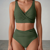 Olivgrünes Sculpting-Bikini-Set mit gekreuztem Triangeloberteil und gerafftem Slip