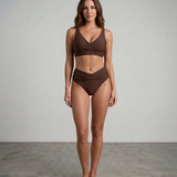 Braunes Sculpting-Bikini-Set im Ganzansicht mit gekreuztem Oberteil und hohem Slip