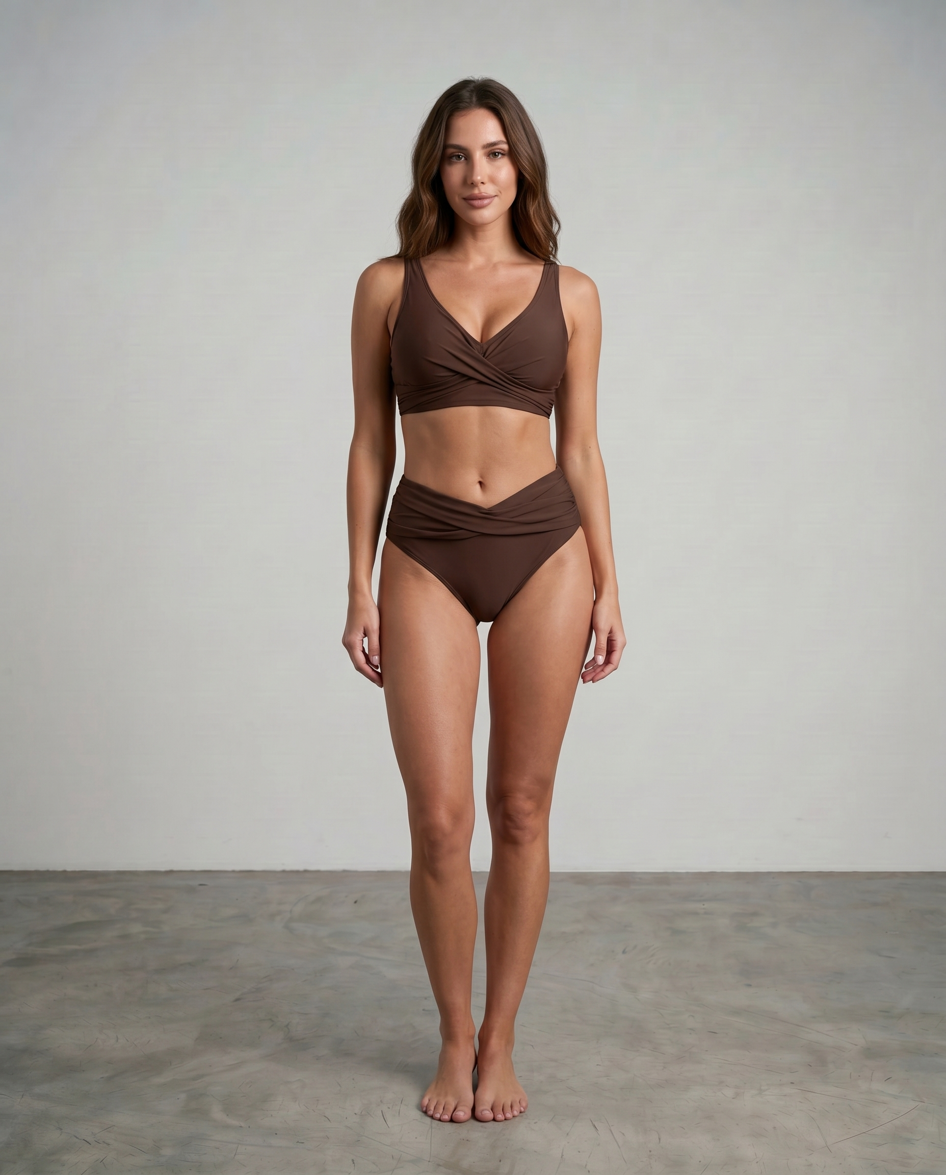 Braunes Sculpting-Bikini-Set im Ganzansicht mit gekreuztem Oberteil und hohem Slip