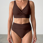 Braunes Sculpting-Bikini-Set mit gekreuzter Bügeloptik am Oberteil und hohem Slip