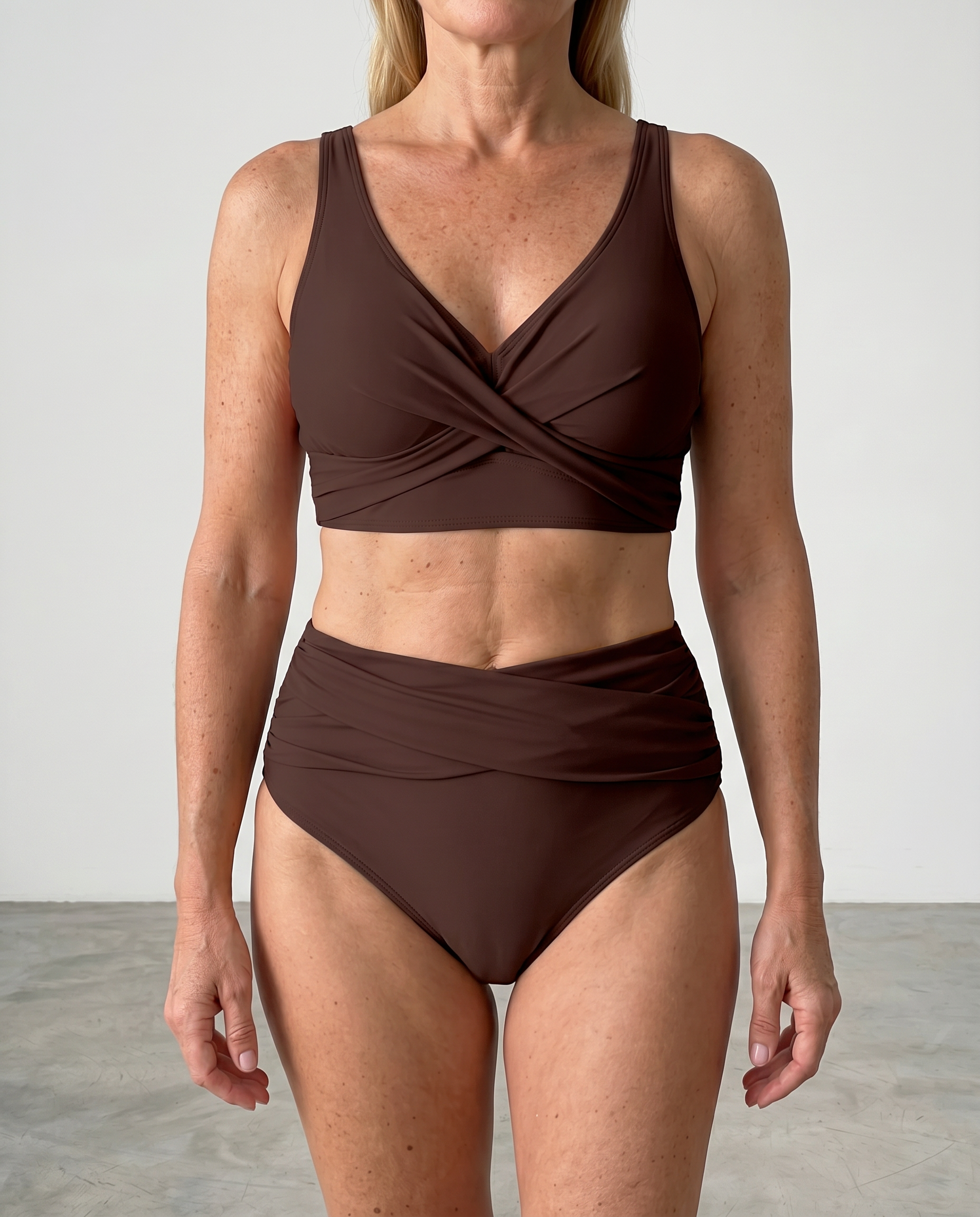 Braunes Sculpting-Bikini-Set mit gekreuzter Bügeloptik am Oberteil und hohem Slip