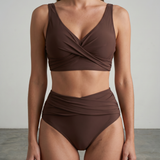 Braunes Sculpting-Bikini-Set mit gekreuztem Triangeloberteil und gerafftem High-Waist-Slip