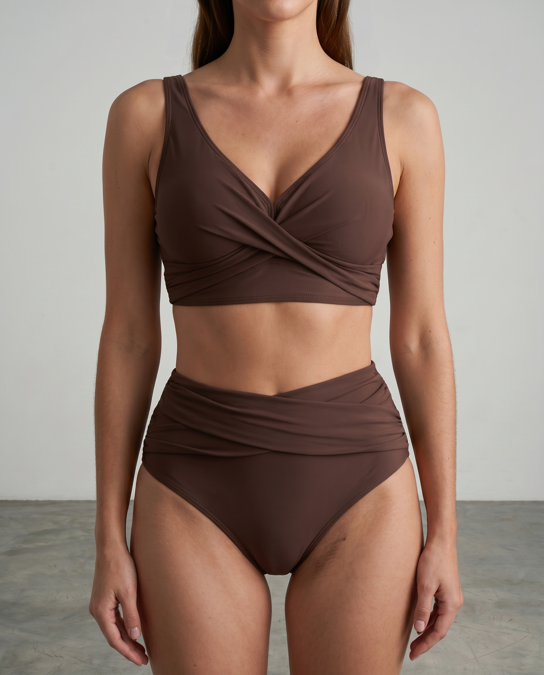Braunes Sculpting-Bikini-Set mit gekreuztem Triangeloberteil und gerafftem High-Waist-Slip