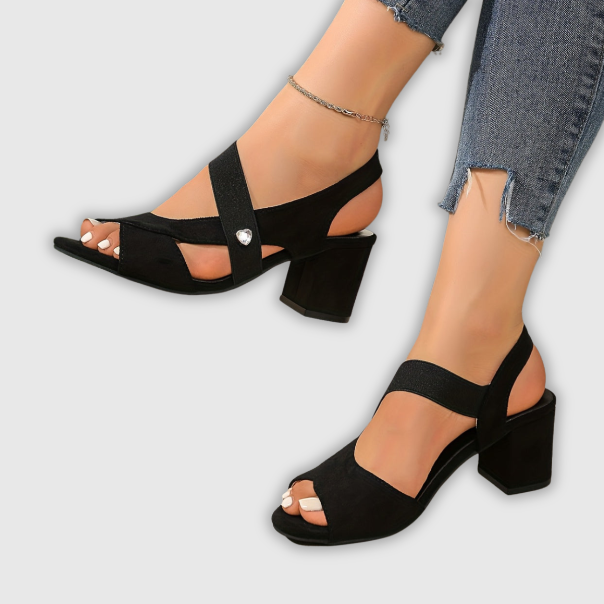 Schicke orthopädische Sandalen schwarz mit breiten Riemen und Absatz