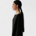 Kimono-Kleid aus Leinen-Baumwolle in Schwarz, Seitenansicht mit überschnittenen Flügelärmeln