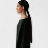 Kimono-Kleid aus Leinen-Baumwolle in Schwarz, Seitenansicht mit überschnittenen Flügelärmeln