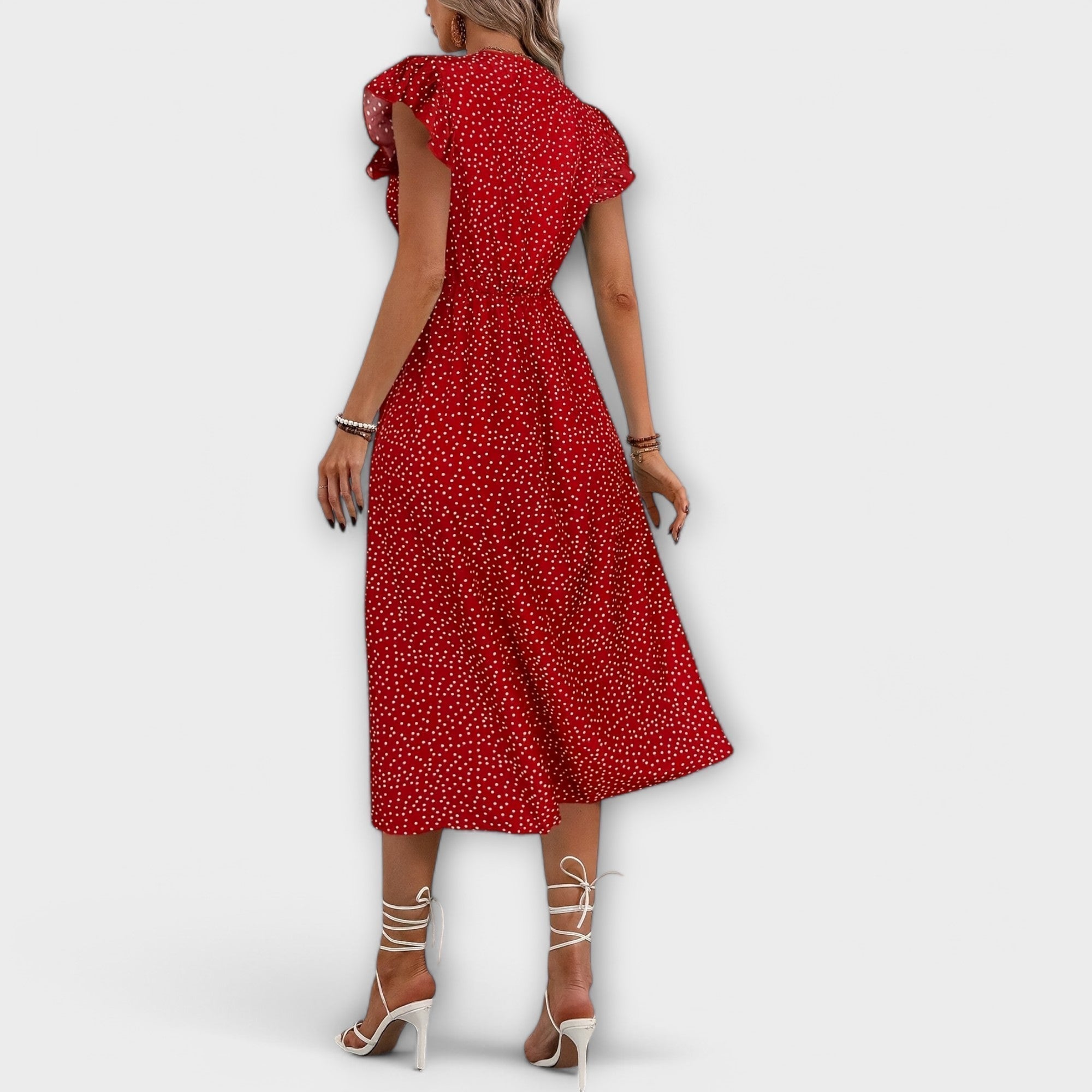 Rotes Midi-Kleid mit Polka-Dots, kurze Ärmel mit Volants, rückwärtige Ansicht des Schlitzbereichs