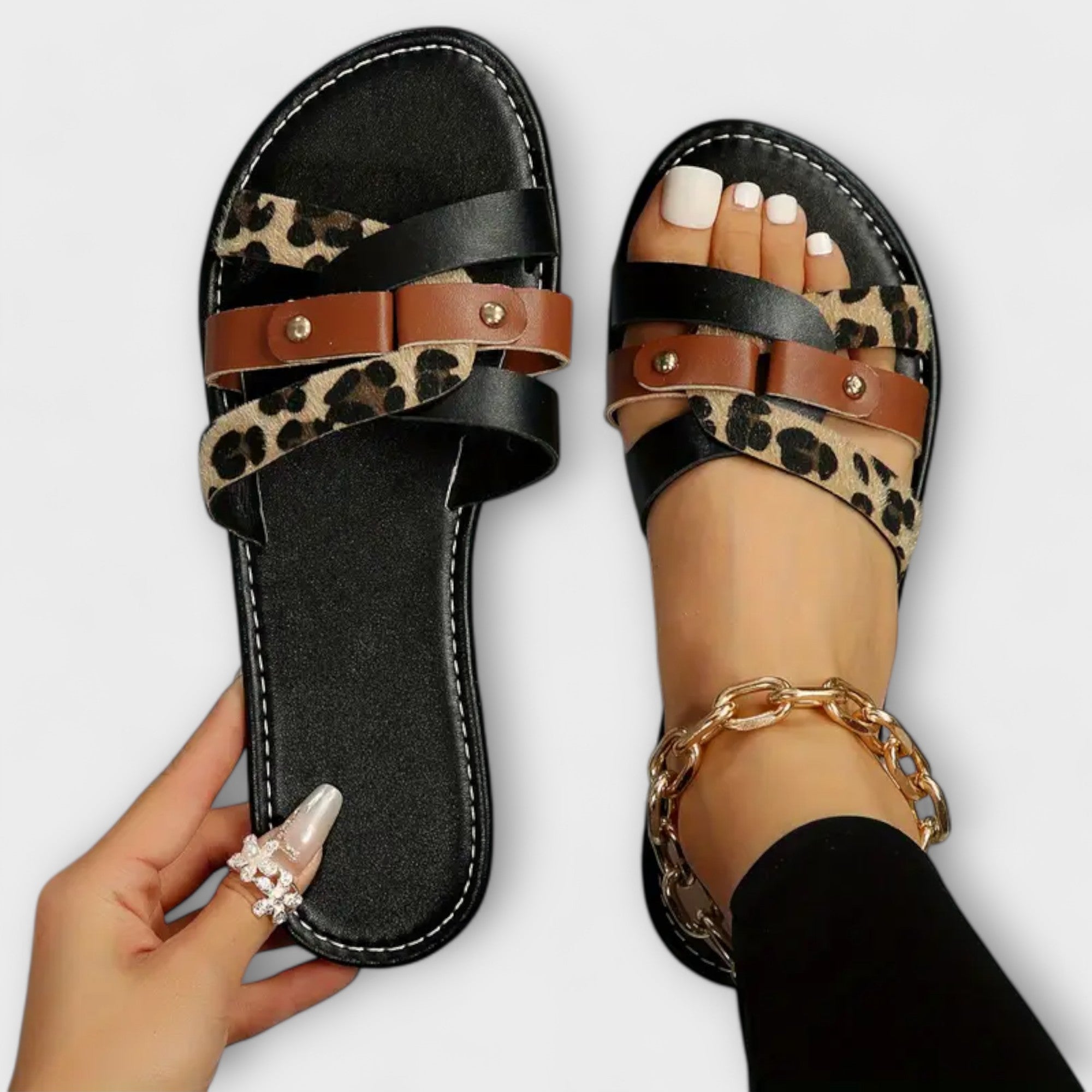 Schwarze Sandalen mit Leoparden-Einsatz, braunem Riemen, Nieten und breitem Zehenriemen