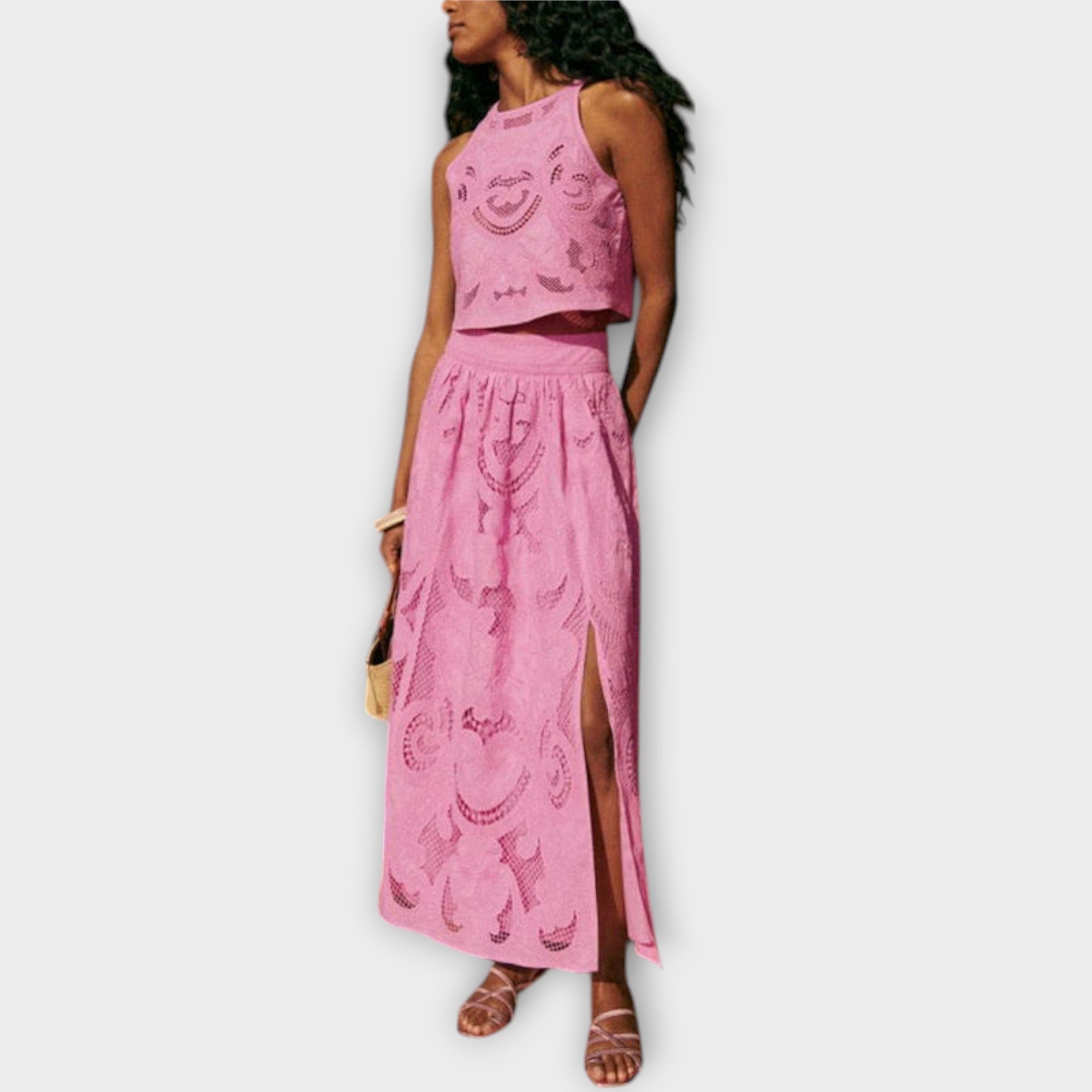 Zweiteiliges Spitzen-Set in Rosa: ärmelloses Croptop und langer Rock mit Schlitz