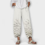 Spitzenhose mit floralen Stickereien, weitem Bein und dekorativem Saum, beige