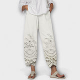 Spitzenhose mit floralen Stickereien, weitem Bein und dekorativem Saum, beige